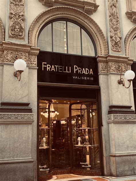 comienzo de prada|first prada store.